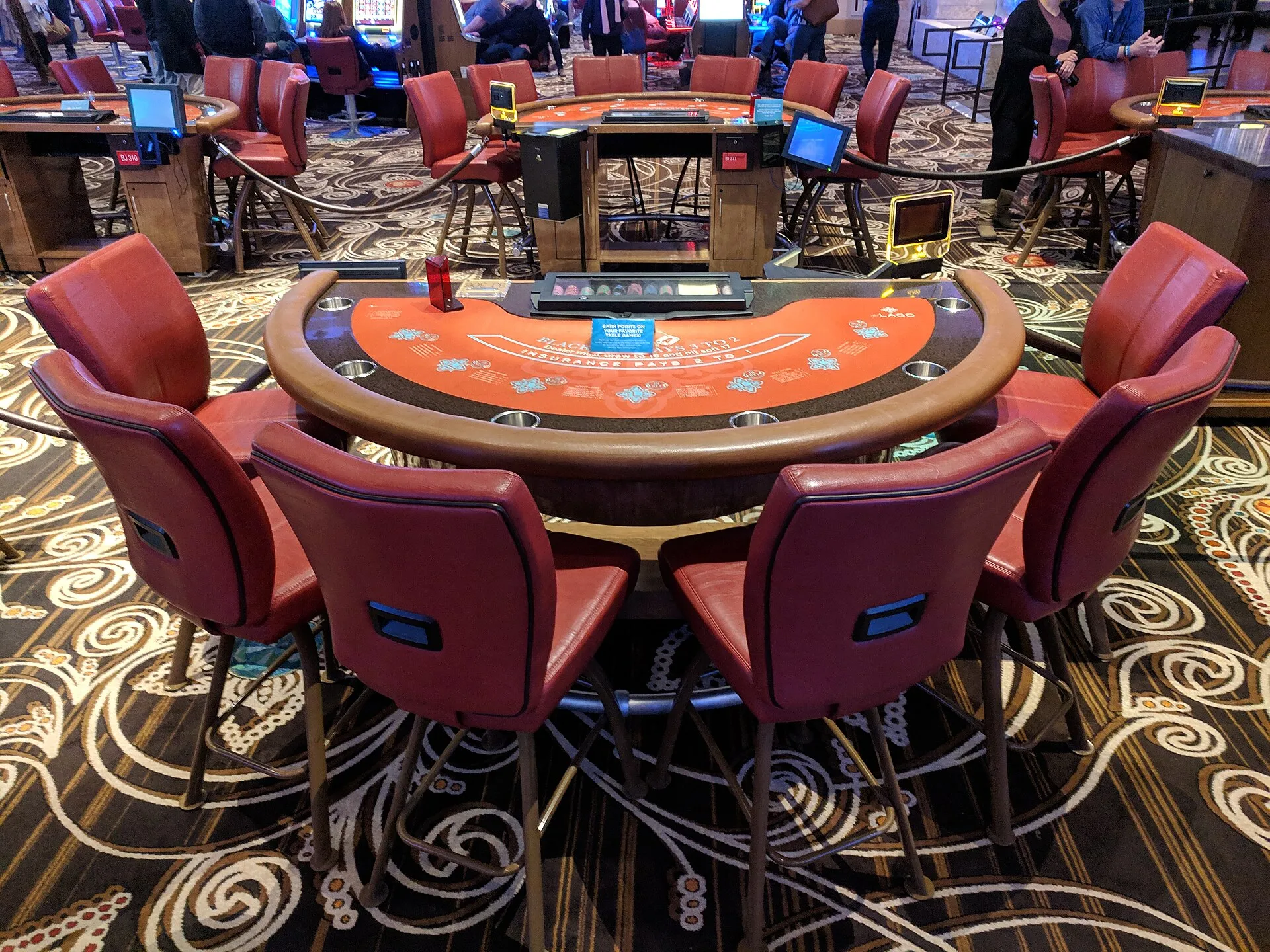 Mesa de juego con sillones tapizados en una sala de casino